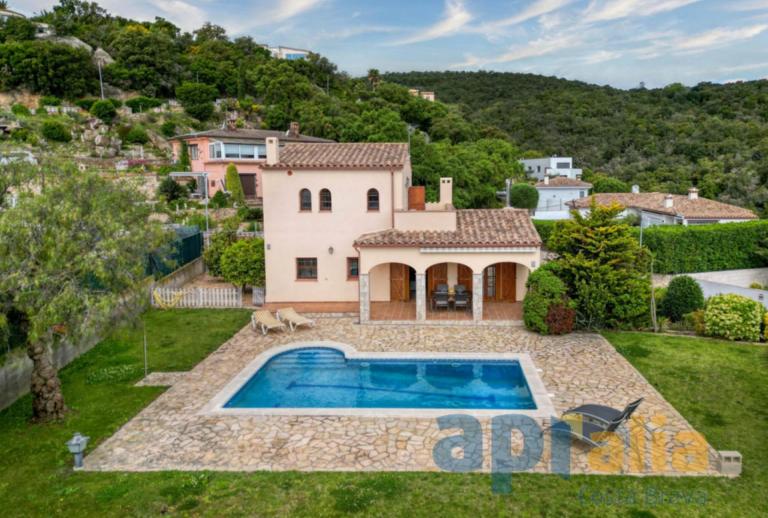 Detached villa with private pool and tourist license  Calonge