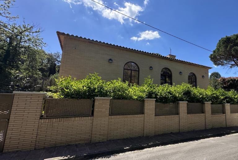 Villa in the Can Carbonell urbanization  Caldes de Malavella