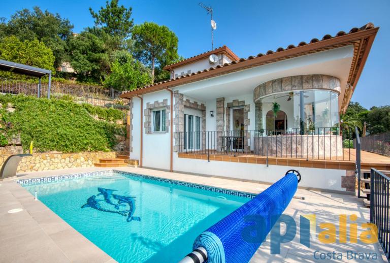 Chalet moderno con vistas al mar y un acogedor salón  Calonge